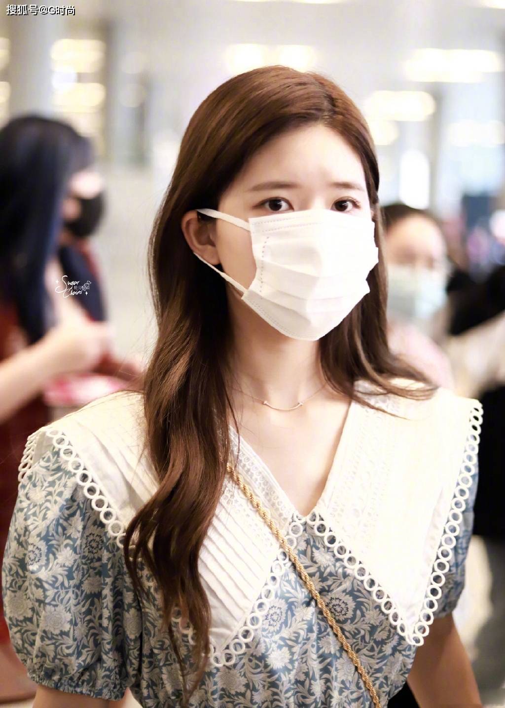 赵露思机场私服来袭身着冰蓝色碎花连衣裙现身