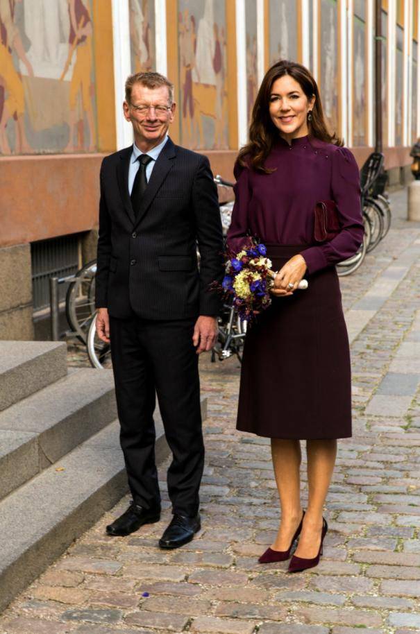 48岁丹麦王储妃久违亮相,衬衫配黑裙极朴素,曾多次与凯特相比