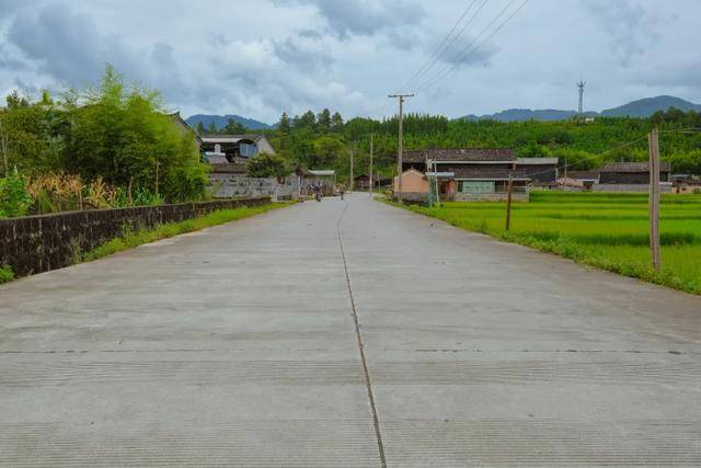 滇灘鎮村組公路和自然村內道路實現100硬化