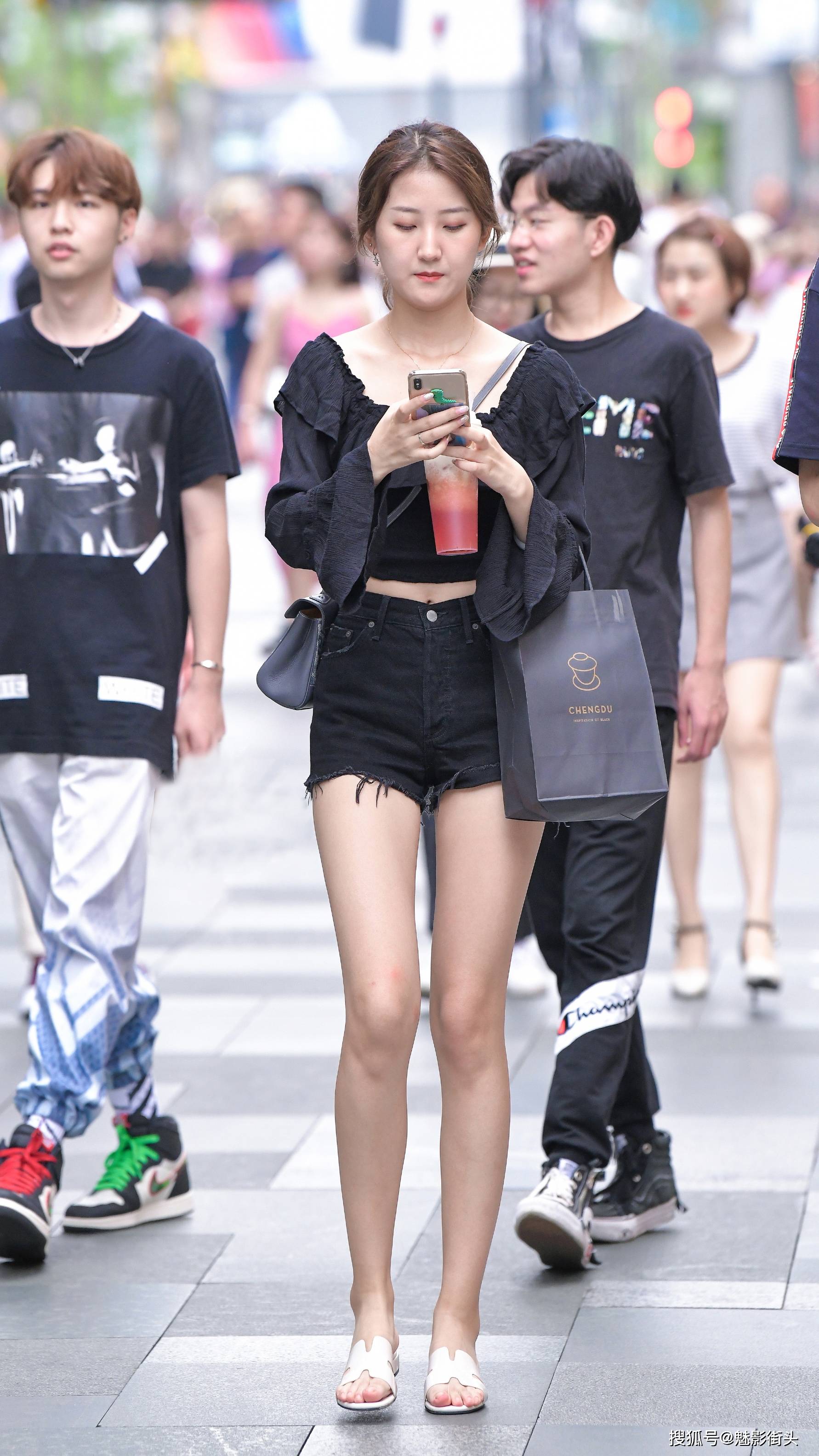 黑色高腰上衣加黑色牛仔短裤,搭配平跟凉拖鞋,轻松打造大长腿