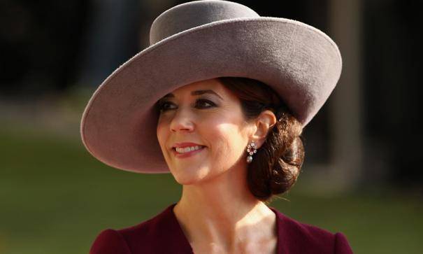 48岁丹麦王储妃久违亮相,衬衫配黑裙极朴素,曾多次与凯特相比