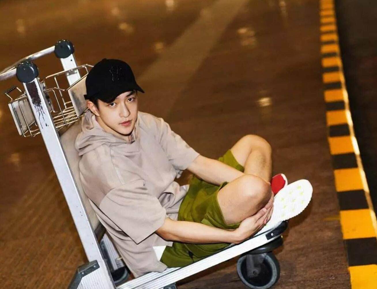 相信有不少人都知道,屈楚萧的私人生活是非常混乱的,更加让人难以忍受