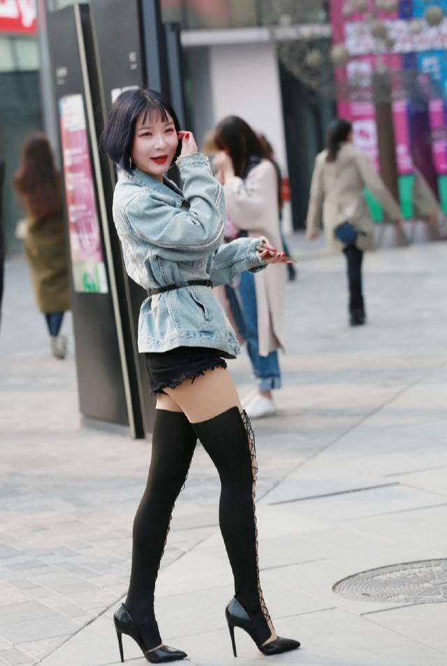 28岁"阿姨"别致搭配,鞋子就要穿半小时,难怪路人目不转睛_坎叔