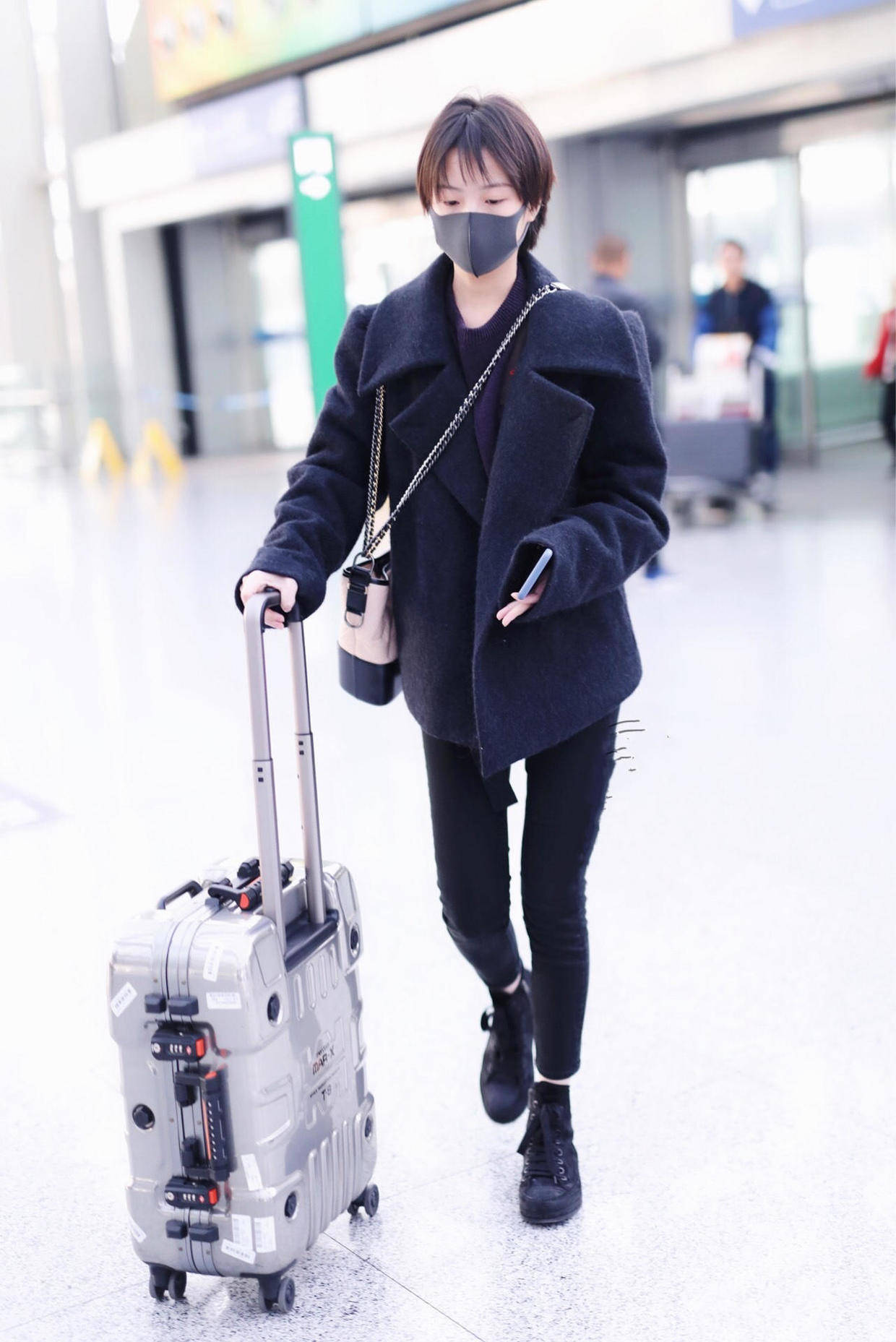 原创杨澜罕见穿紧身牛仔裤配简约针织衫走机场一看身材就很自律