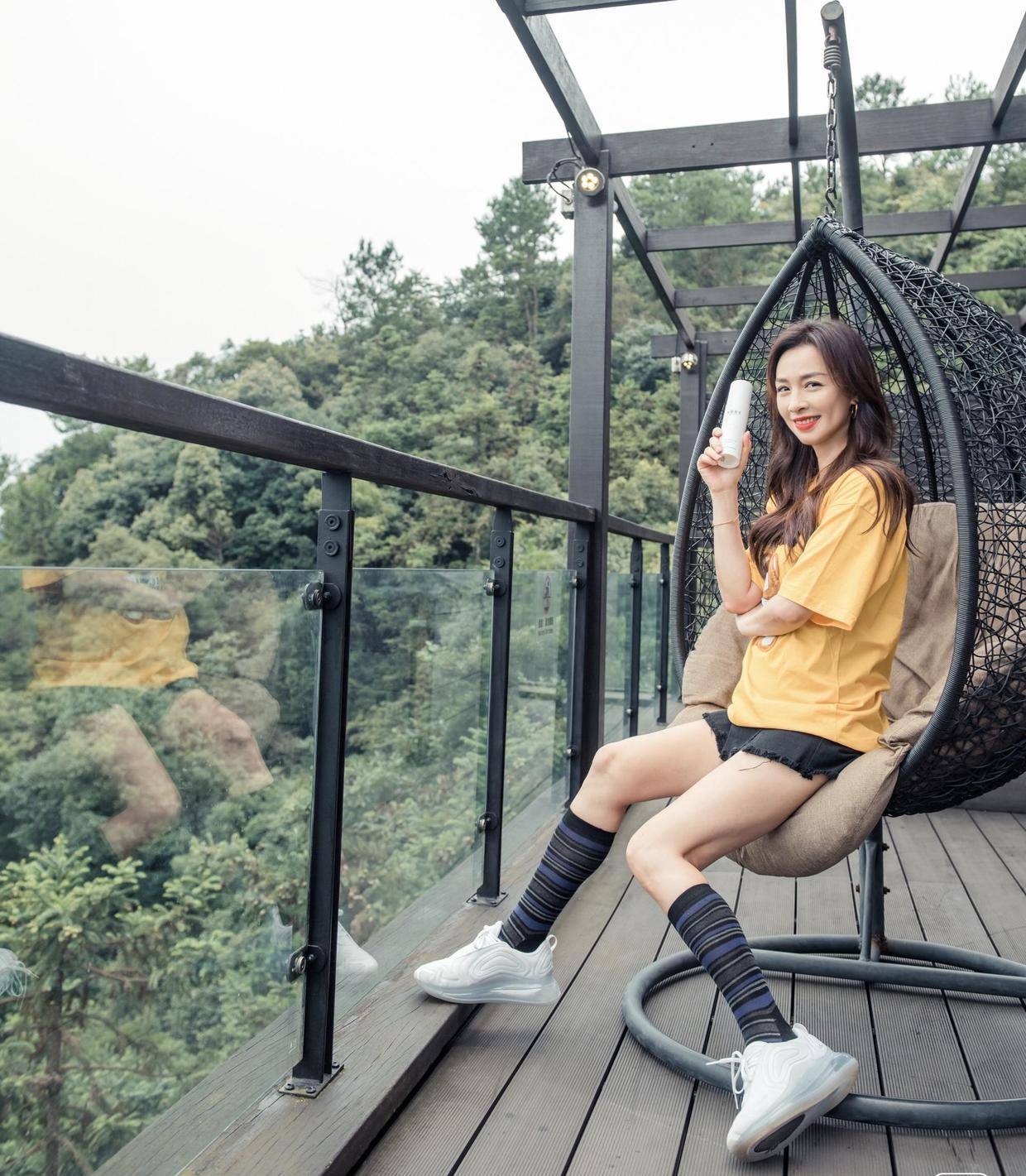 张庭没参加《乘风破浪》太可惜,穿黄色t恤配短裤,女团身材厉害