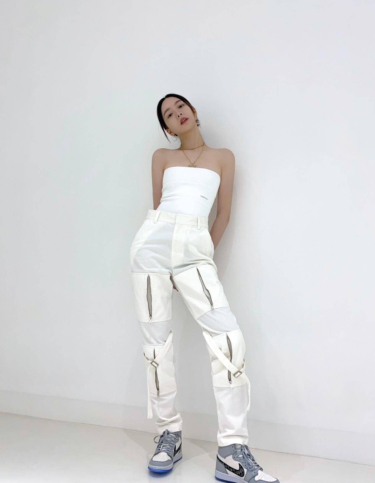 赵尧珂穿搭有特色!抹胸t恤搭配白色拼接工装裤,满屏都是亮点