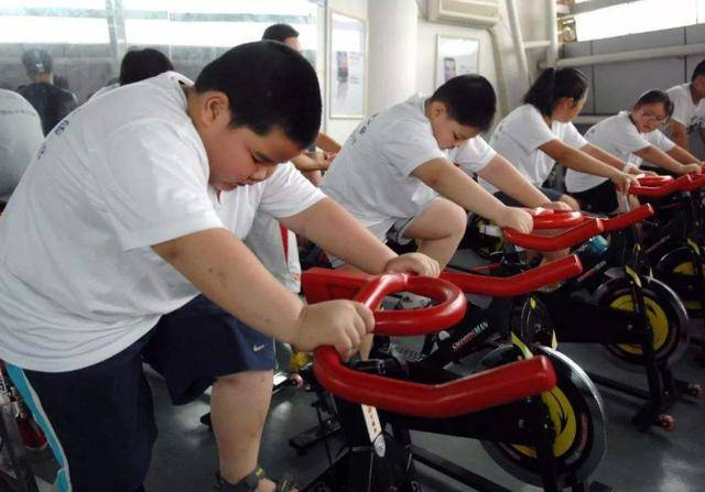 3岁女童体重超70斤,儿童肥胖不是个例,网友:爹妈别再喂了_孩子