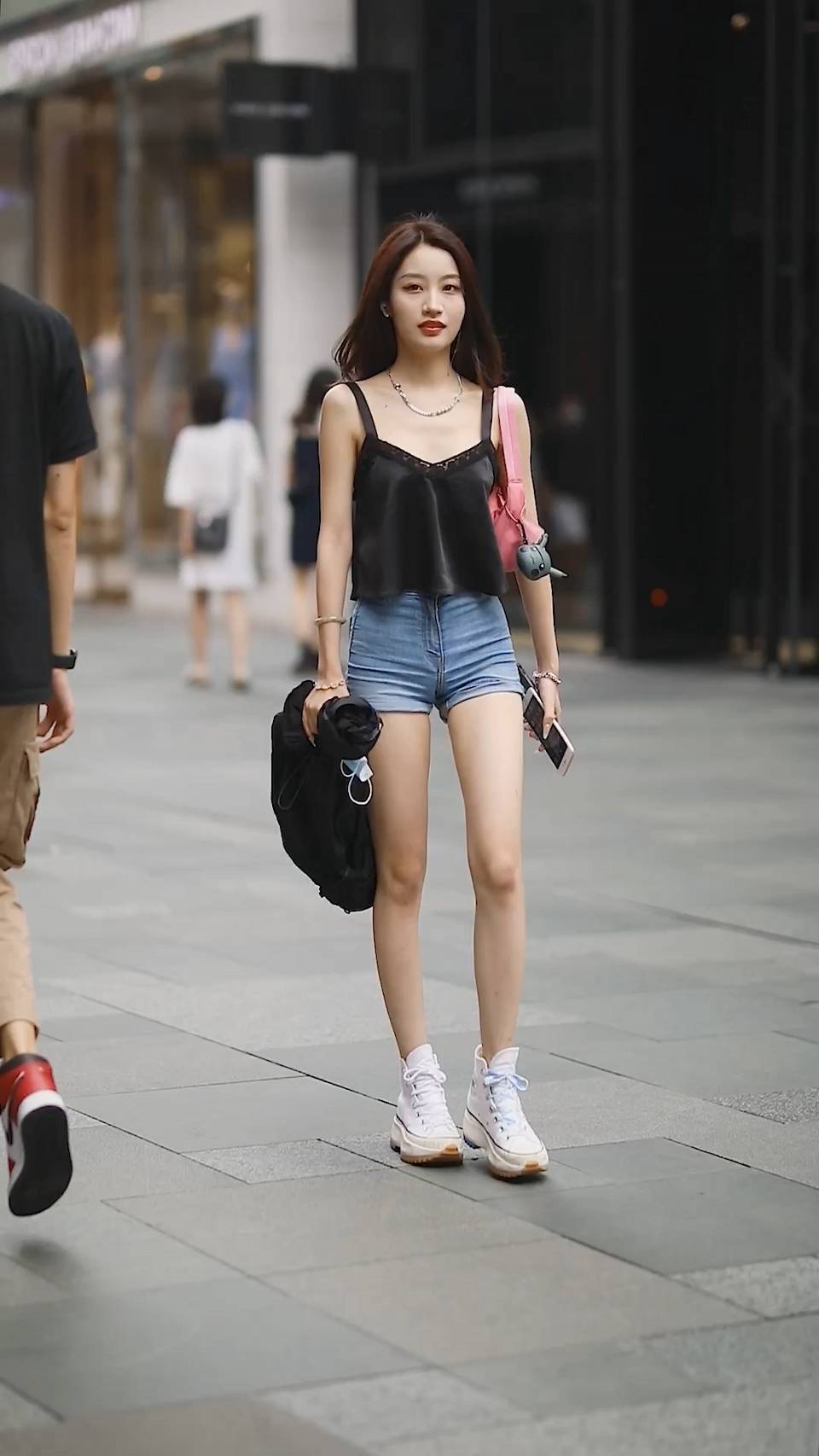 路人街拍,小姐姐穿牛油果绿色的吊带裙,女人味尽情绽放