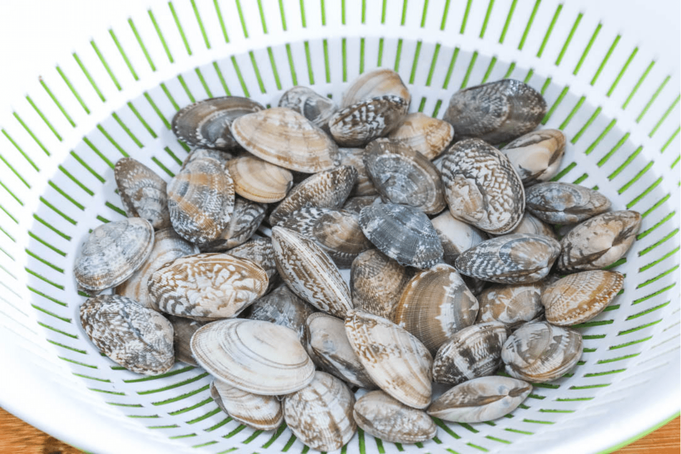 做蛤蜊汤,别等水开了再加蛤蜊,不然沙多,蛤蜊全是闭口