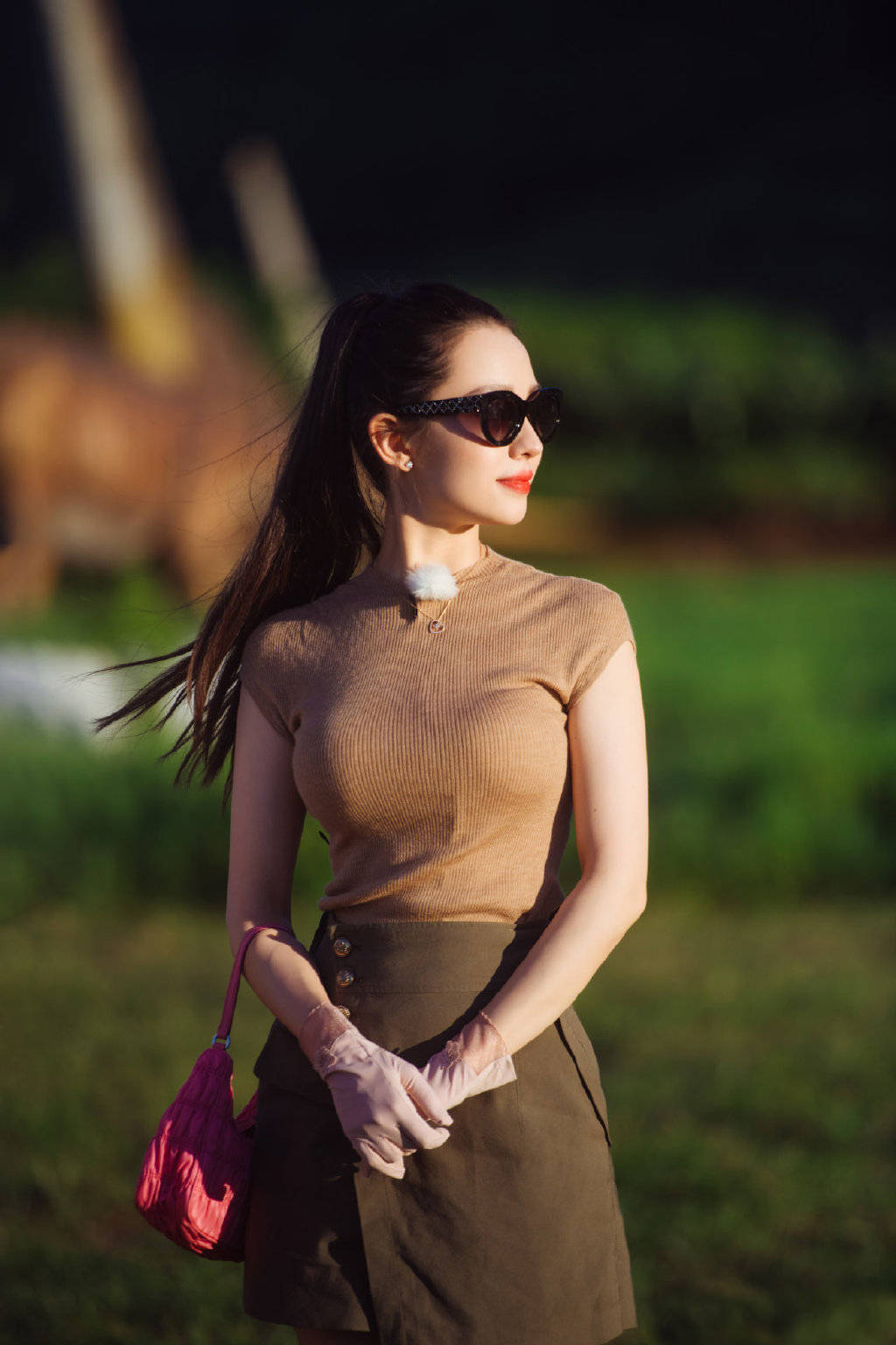 吉娜真是小腰精穿针织衫紧身裙出镜葫芦身材让女人都羡慕