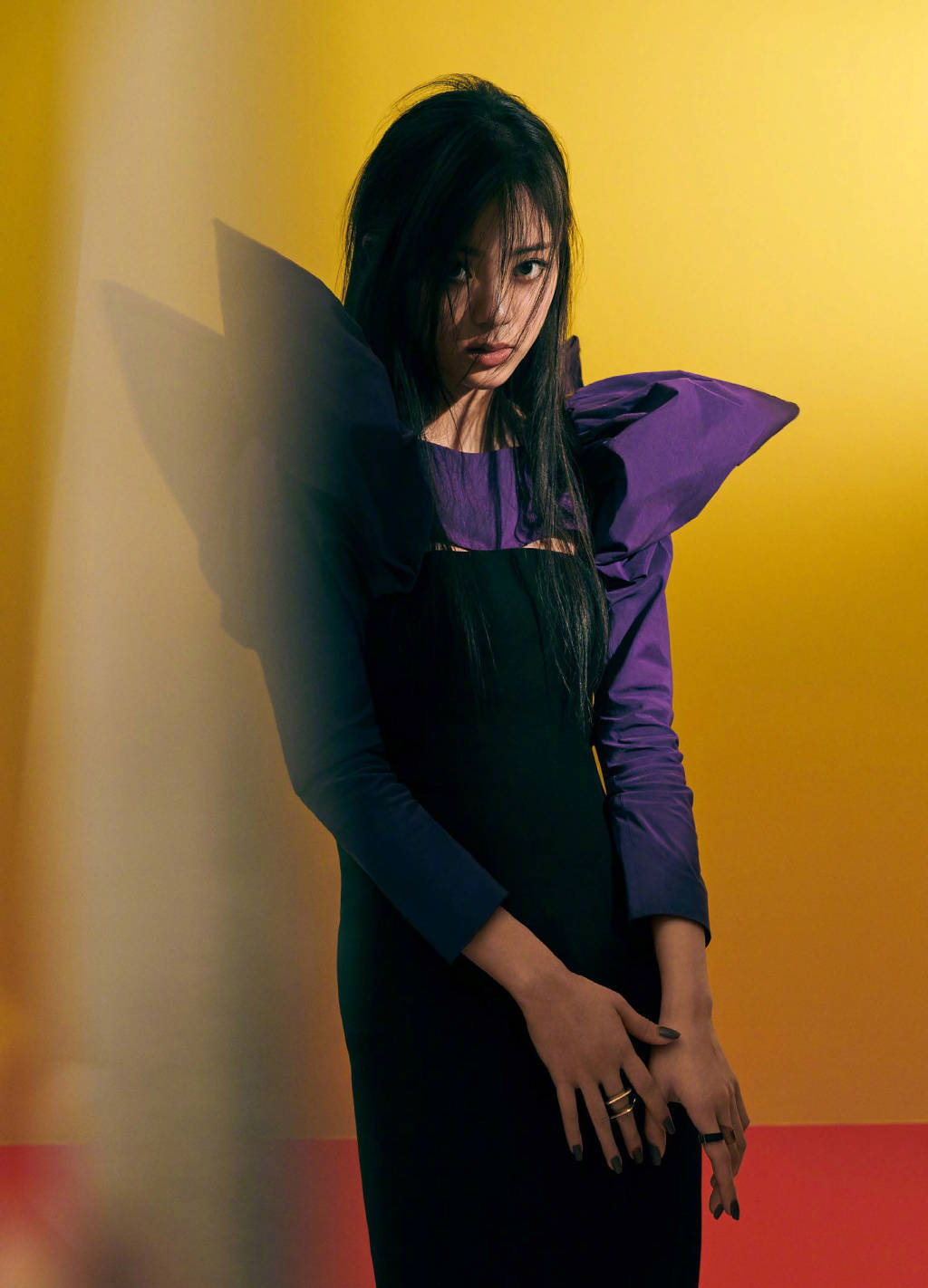 欧阳娜娜气场开挂穿红色皮裙配凌乱长发出镜霸气得不像20岁