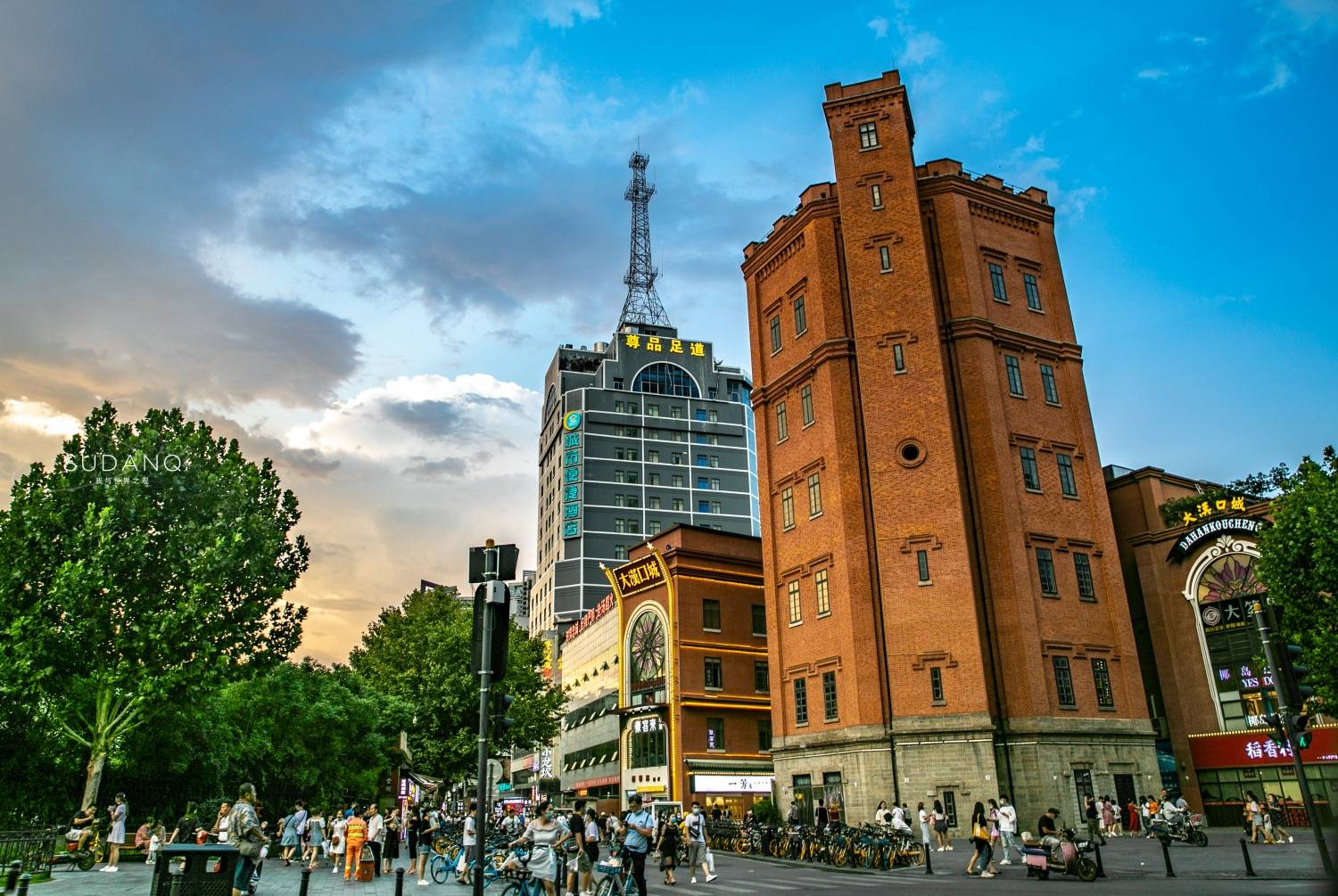 汉口水塔位于中山大道前进五路闹市区,正八角形七层建筑,1909年建成