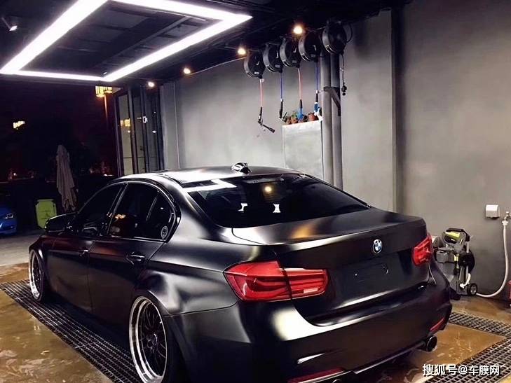 宝马3系电光金属黑改色贴膜效果图