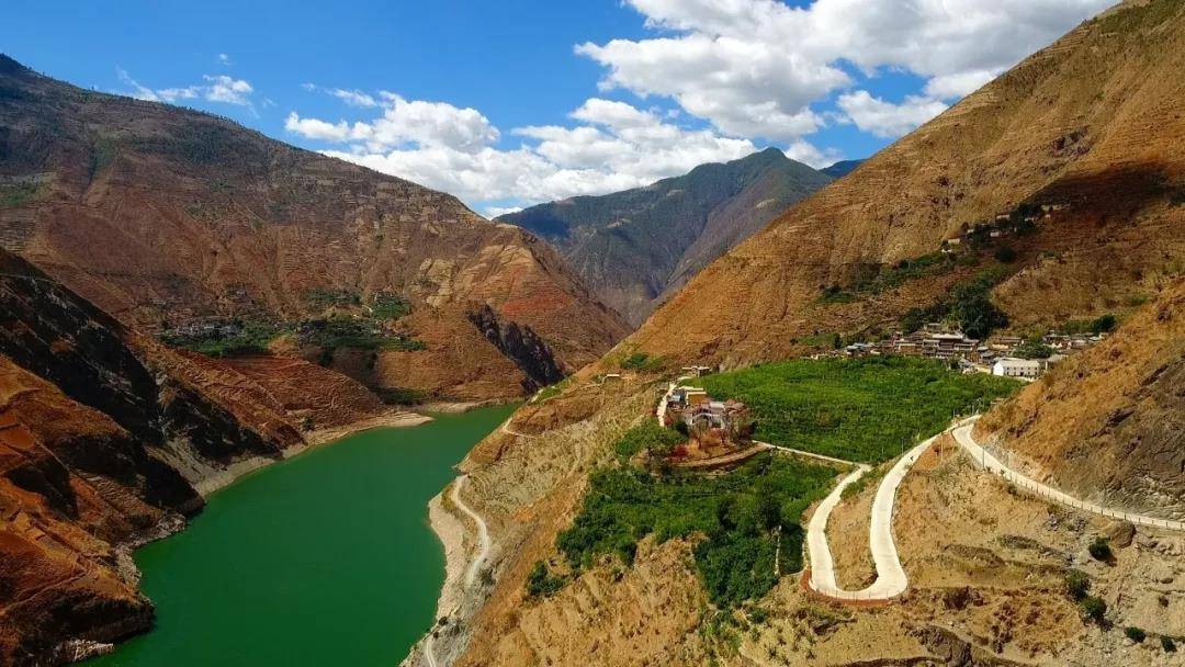 云岭高原山高坡陡,金沙江边箐深路险,九十九道弯,八十八道坎,云缠雾绕