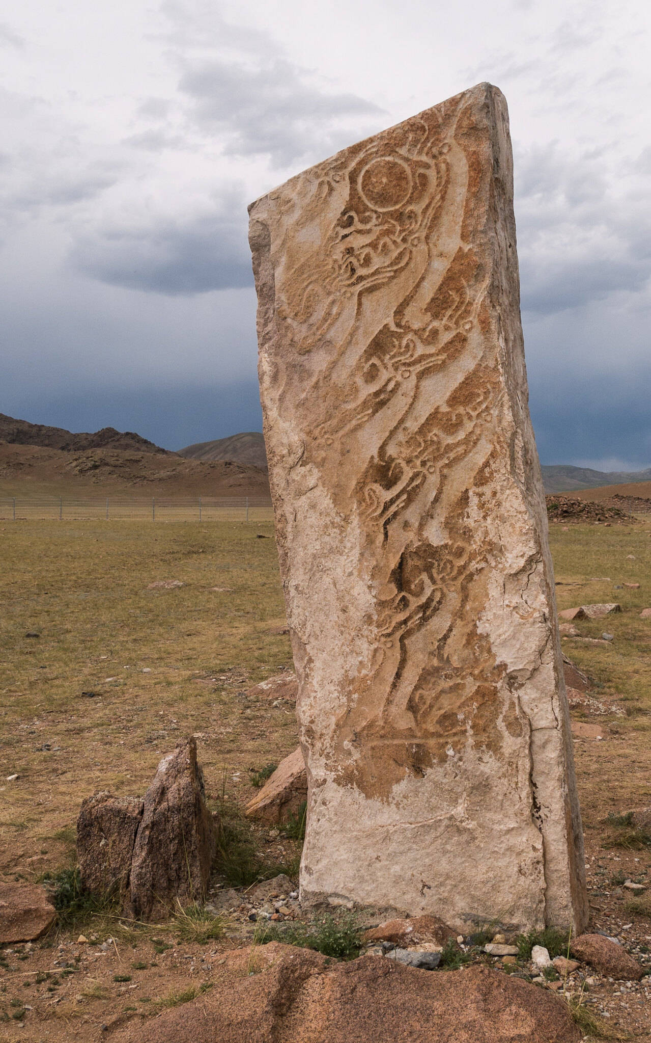 鹿石是蒙古留存在世历史最悠久的古迹,大致可追溯到3千多年前的青铜器