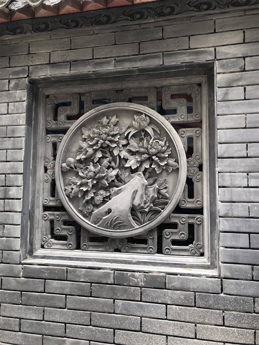 对于砖雕的话,通俗一点的来说,砖雕就是指在它的上边雕刻出来的山水