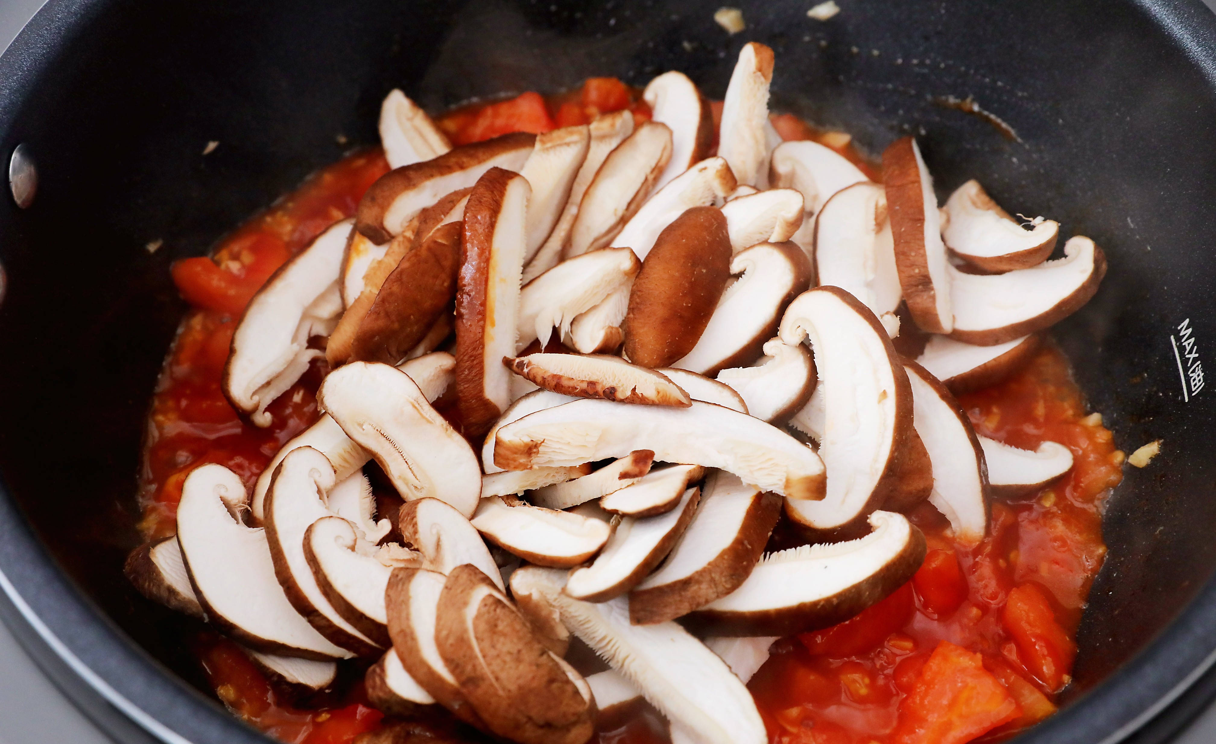 一道美味的番茄炒香菇就做好了,鲜香味美,比肉还香,简单易做,你也赶紧