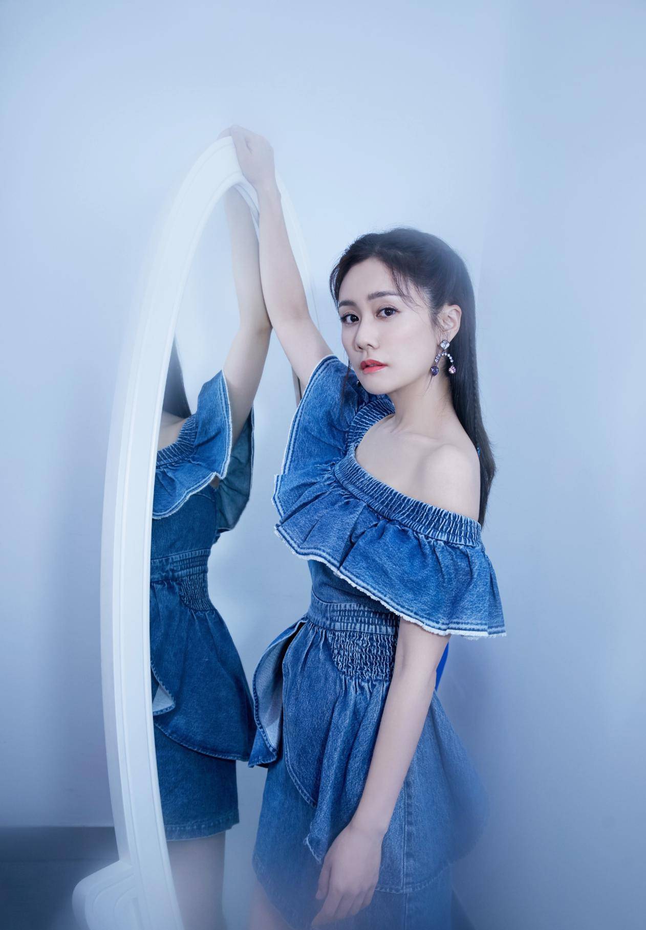 原创小可爱刘芸上线了!黑t搭配同色短裤简约休闲,哪吒头元气满满