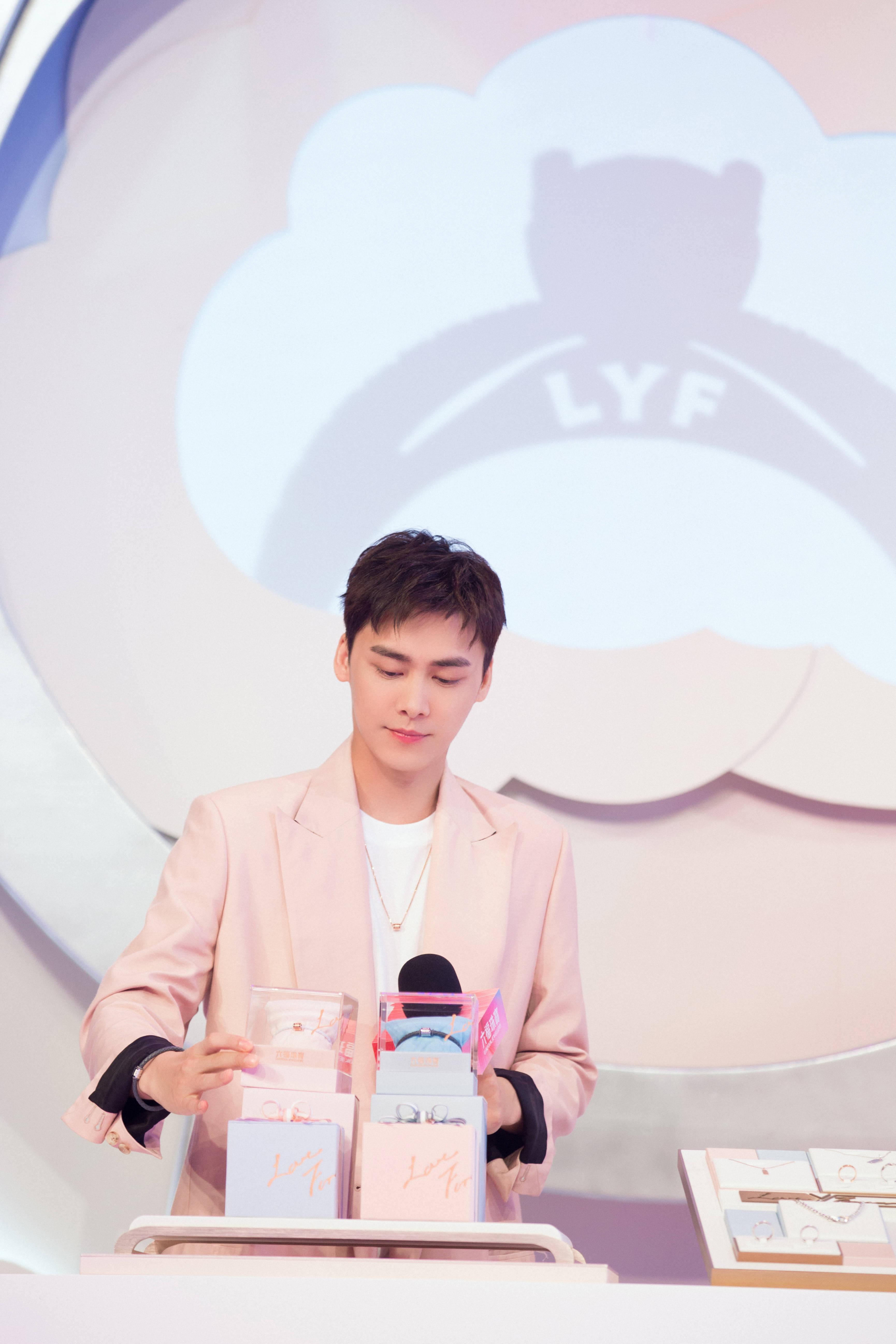 六福珠宝全球代言人李易峰七夕空降 甜蜜fun享5201314_手机搜狐网