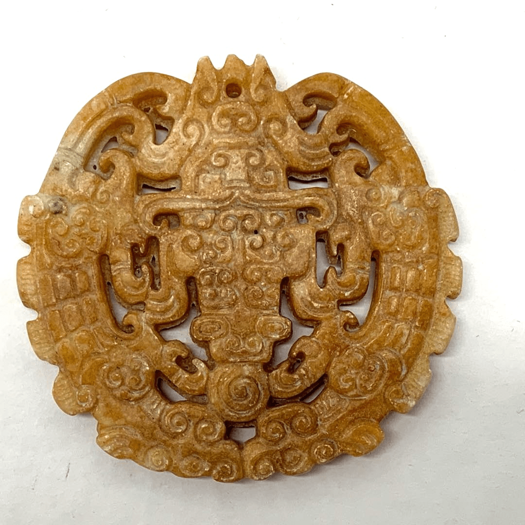 【深圳博达亿合】双面透雕瑞兽玉佩