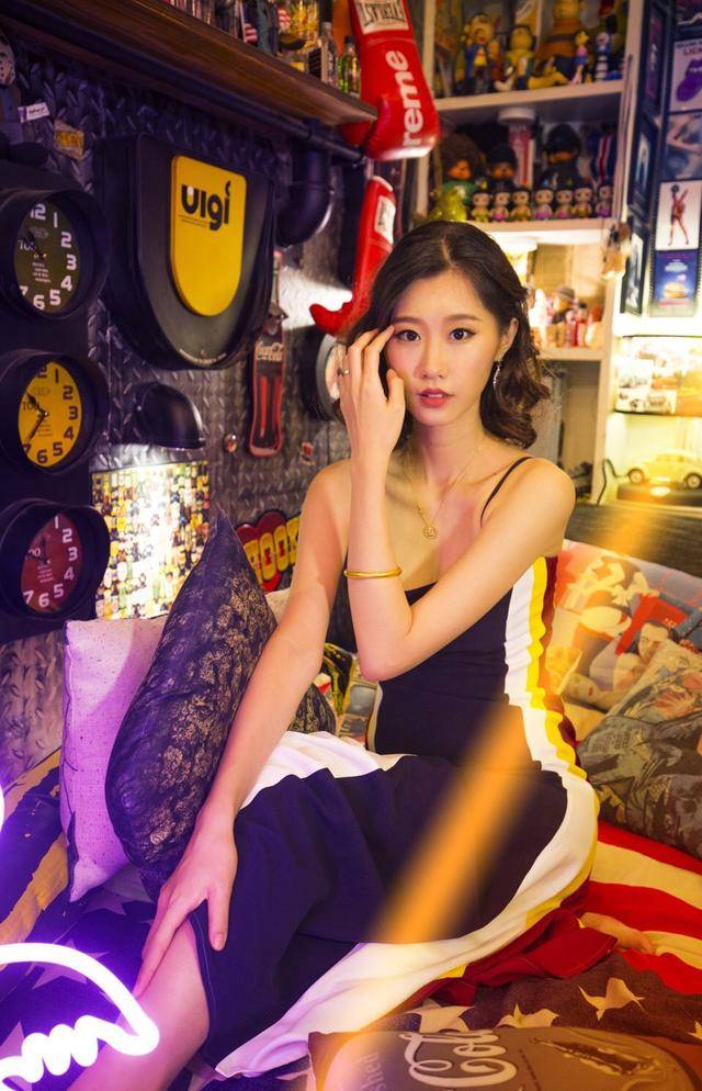 9包邮的碎花裙,黄一惠也能稳稳地演绎海岛风情来,甜酷风格切换得完全