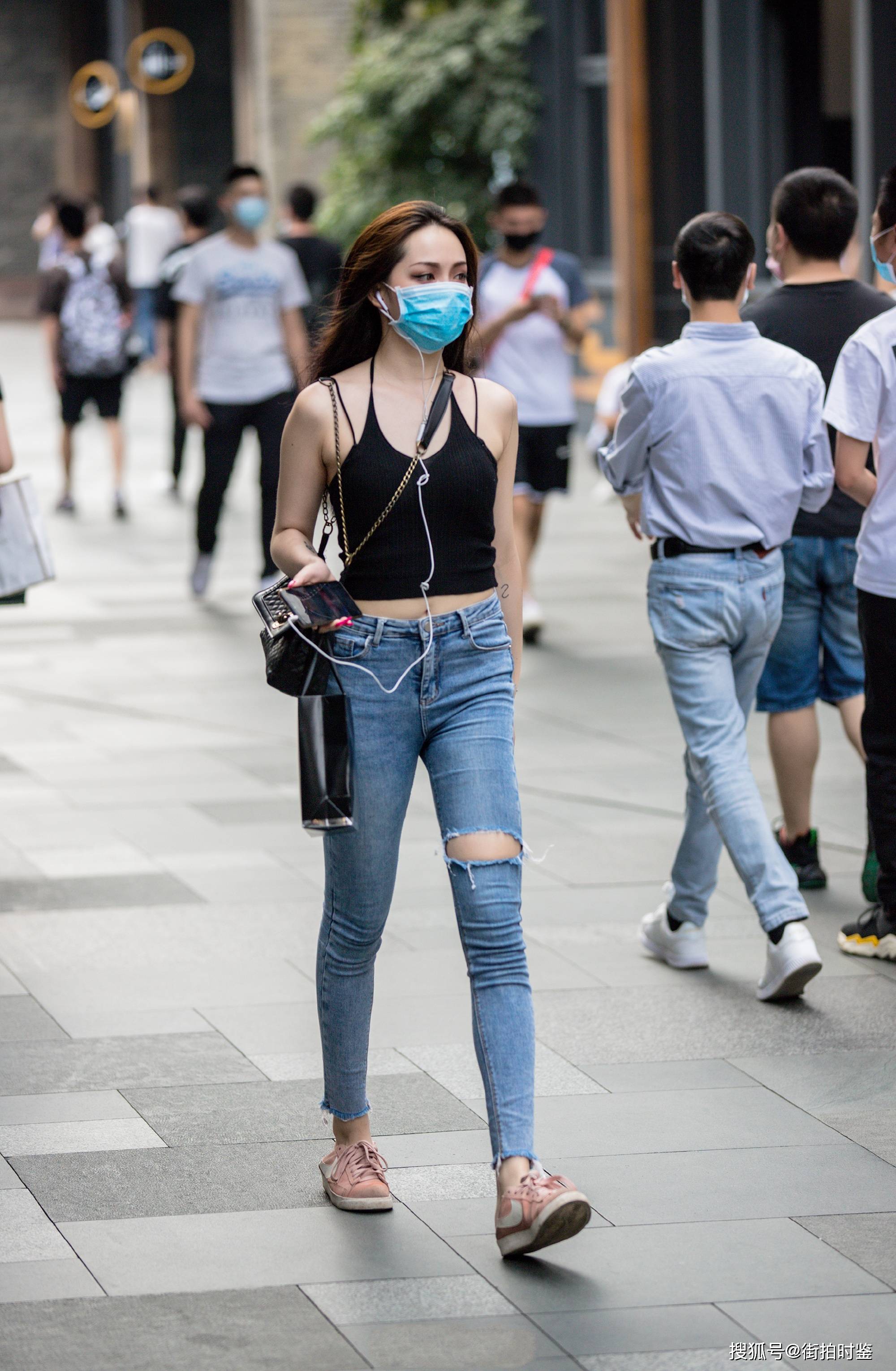 穿不腻的破洞牛仔裤很有个性混搭出不同风格