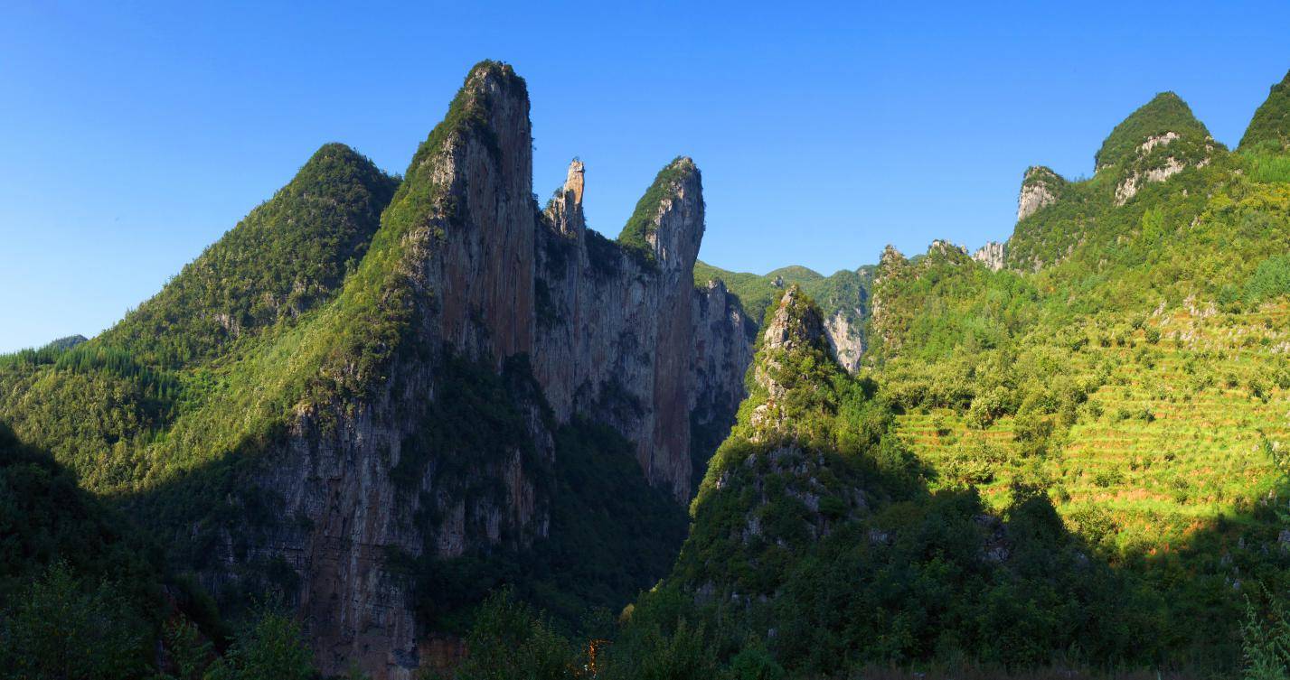 景区气候怡人,空气负氧离子含量极高,蜿蜒的河流,茂盛的山林,优美的