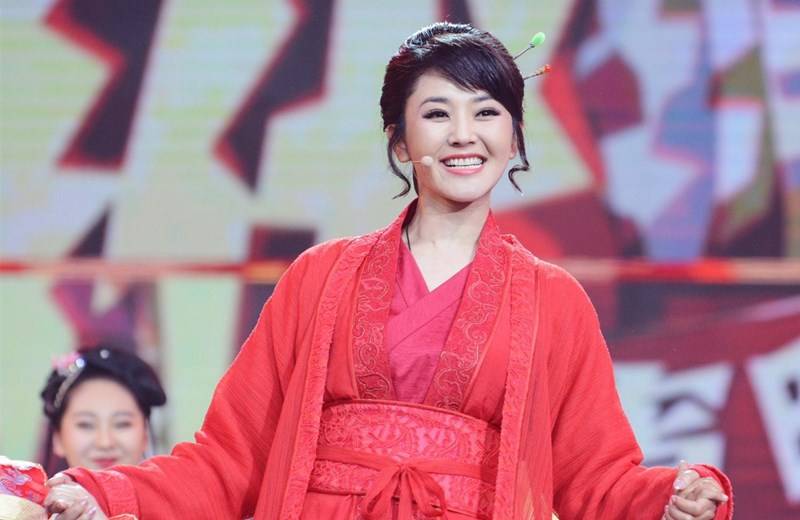 央视曾经的临时工,靠真功夫成功转正成名嘴,45岁名利双收_方琼