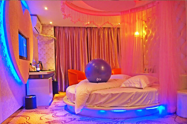 酒店智能售货机专攻酒店大床房,距离用户更近的场景,满足即时性需求的