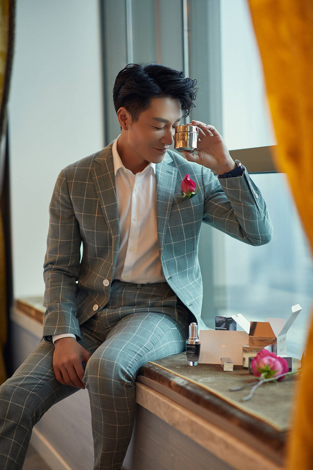 李宗翰格纹西装亮相直播 质感高级尽显绅士风范