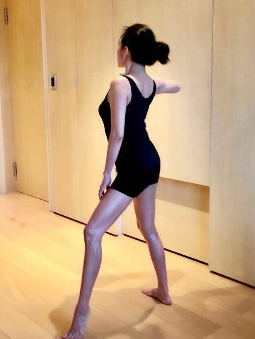 42岁小s练舞照曝光:身材火辣 轻松秀出一字马