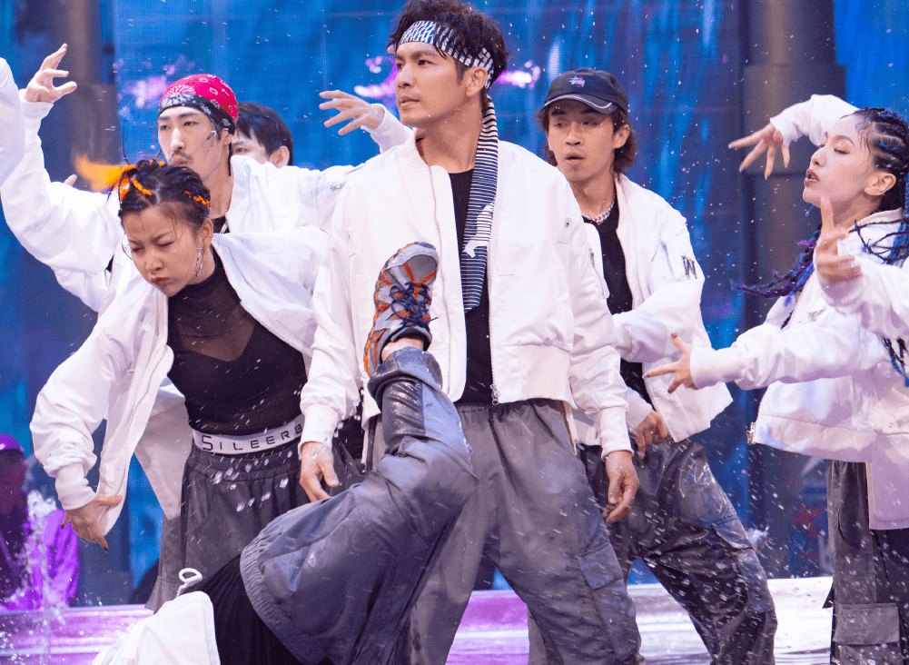 《街舞3》水擂台燃炸,王一博踩水过于狂野,"迫害"大婷成笑点