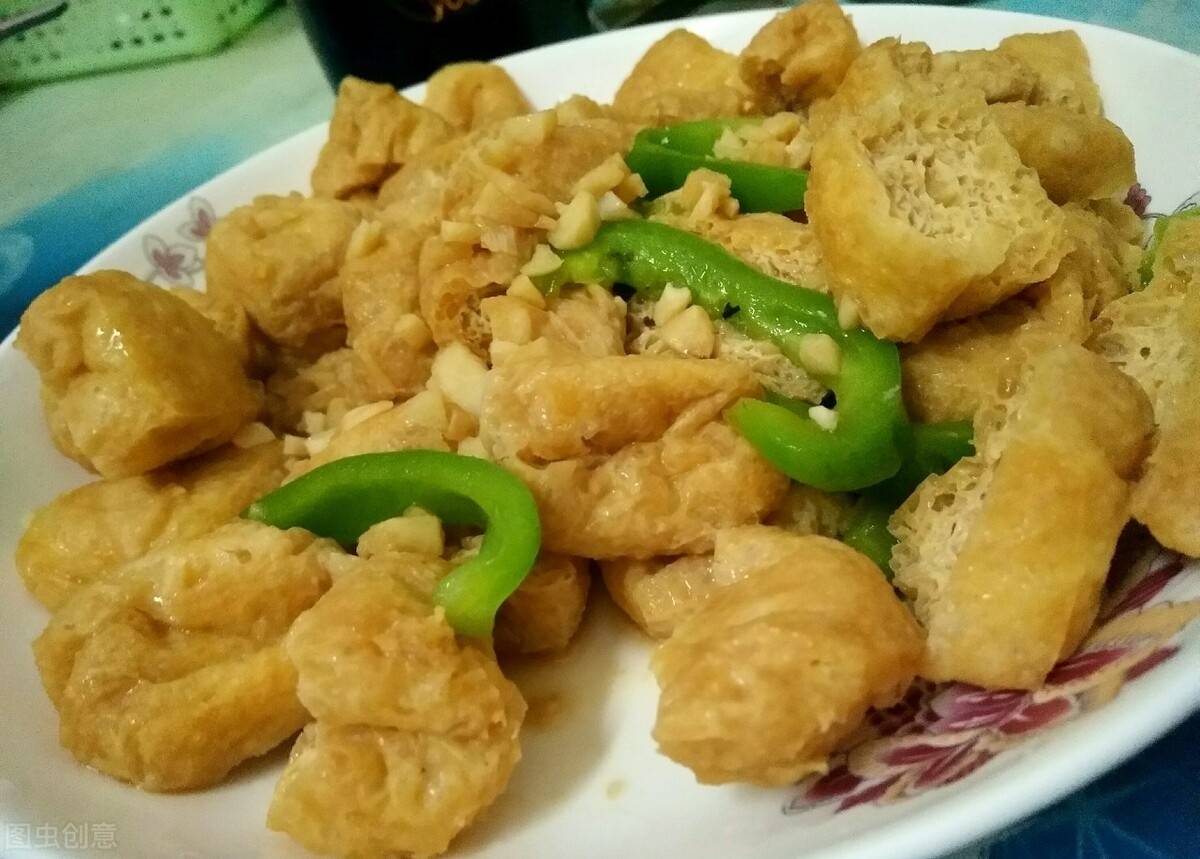 家常下飯菜推薦,油豆腐炒青椒,製作簡單卻美味下飯