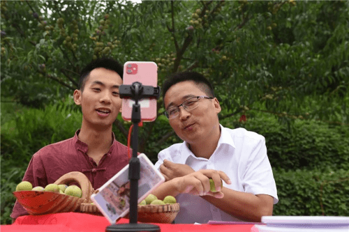 沐川副县长携手网红带货助农直播2小时卖30吨李子