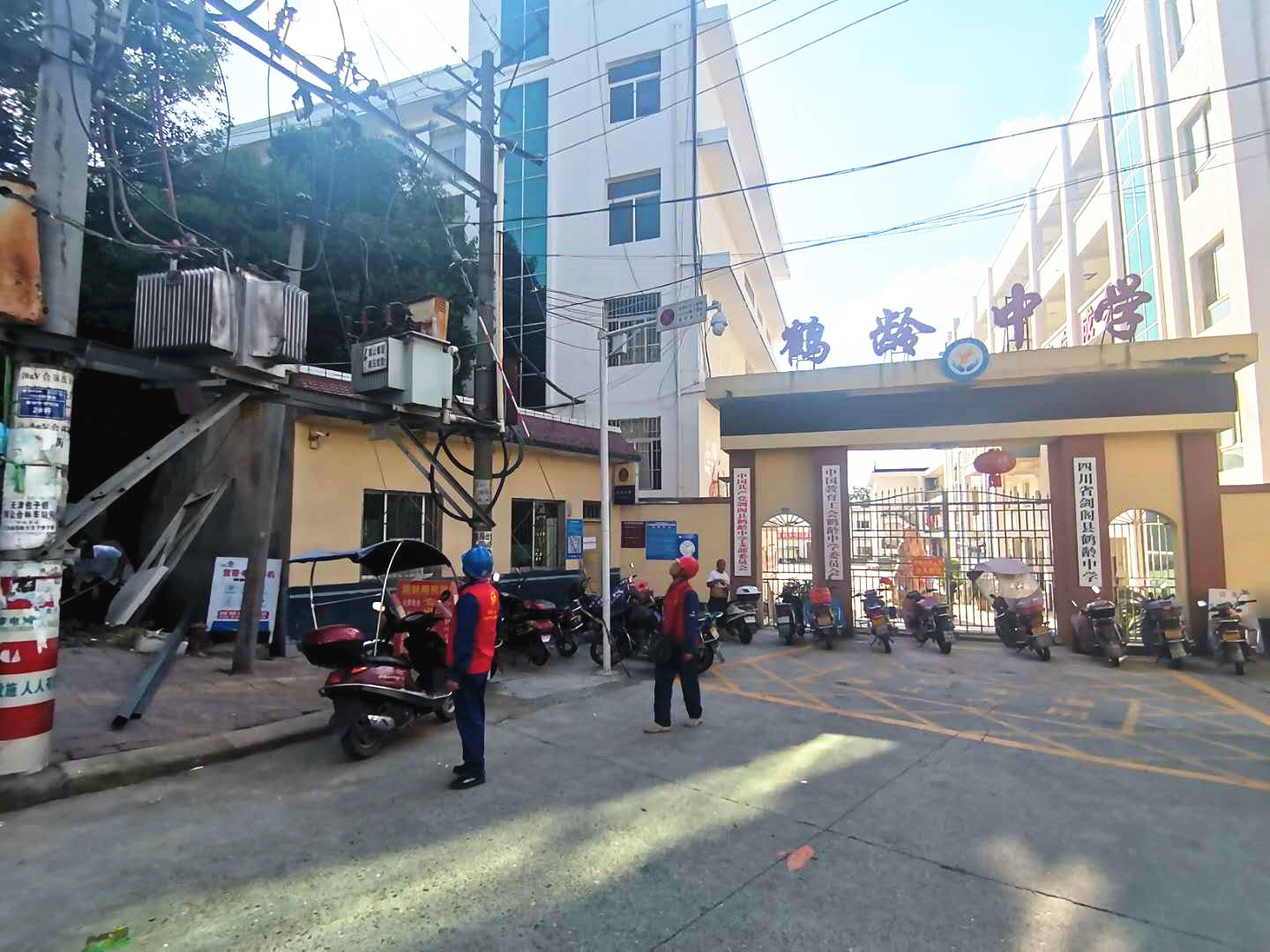 "8月27日,剑阁县鹤龄中学后勤部主任王作勇紧紧拉着刚从梯子上下来的