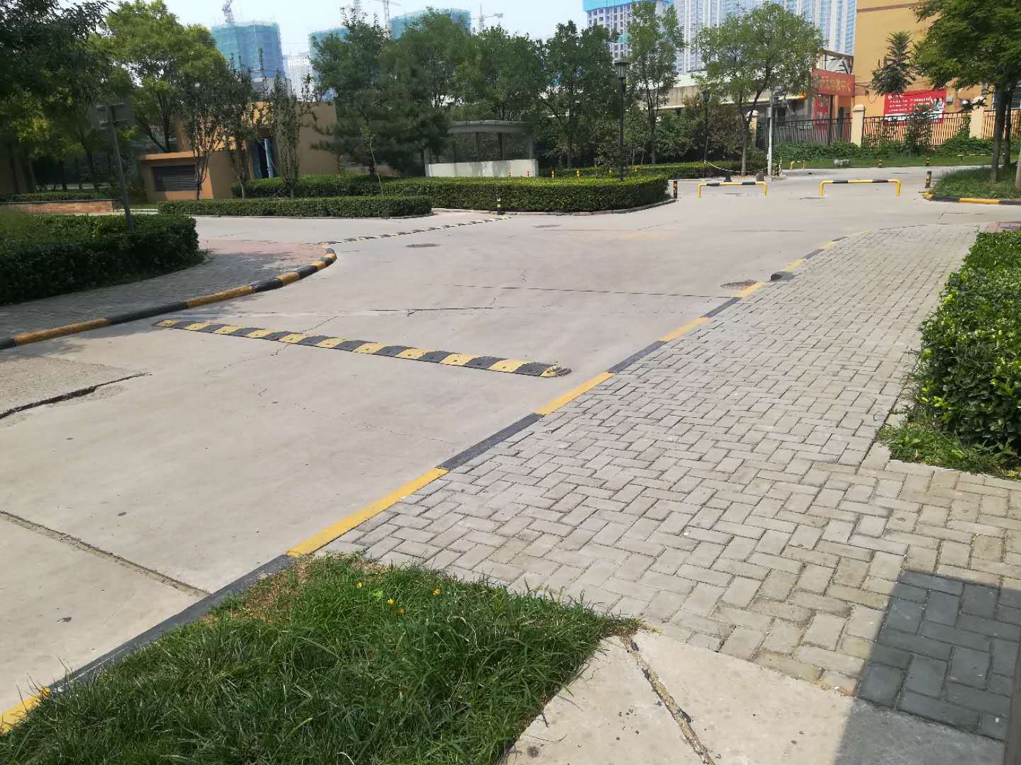 "减速带"正在居民小区起着副作用_业主