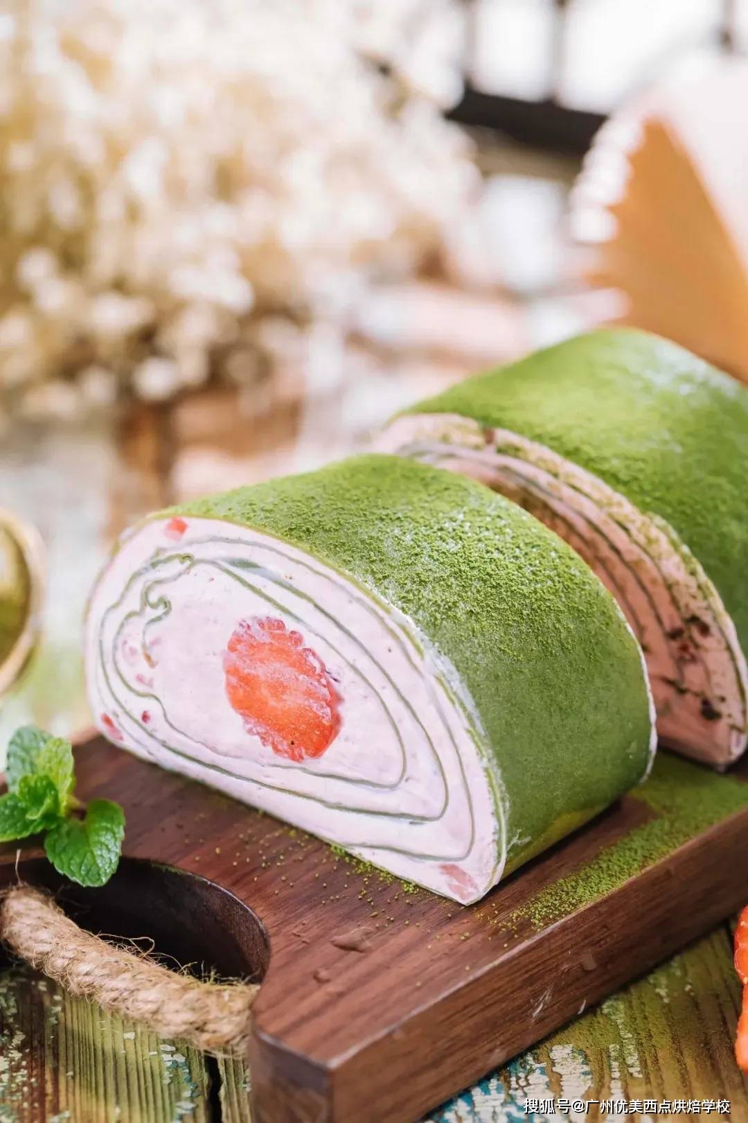 优美西点の抹茶草莓毛巾卷,新颖款平底锅甜点~_手机搜狐网