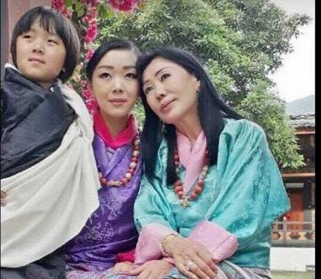 不丹39岁公主罕见亮相!站在紫色树下冷若冰霜,宛如花仙子降临