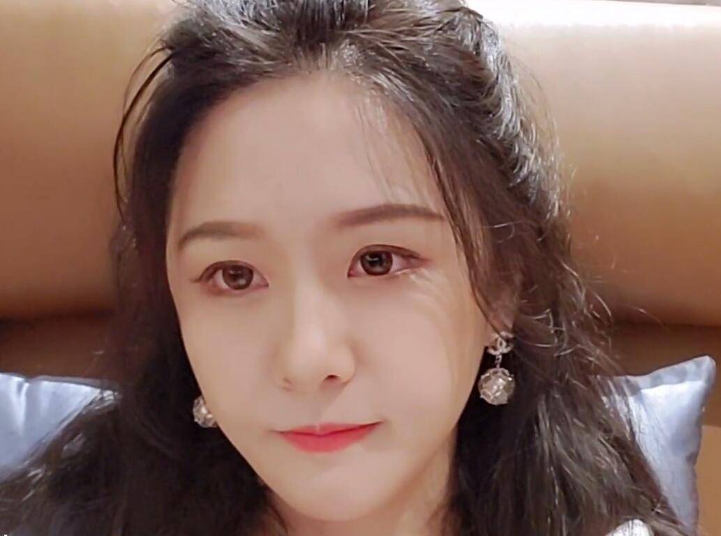 斗鱼一姐阿冷畅谈恋爱观 自称经常和粉丝亲密互动并不需要男朋友