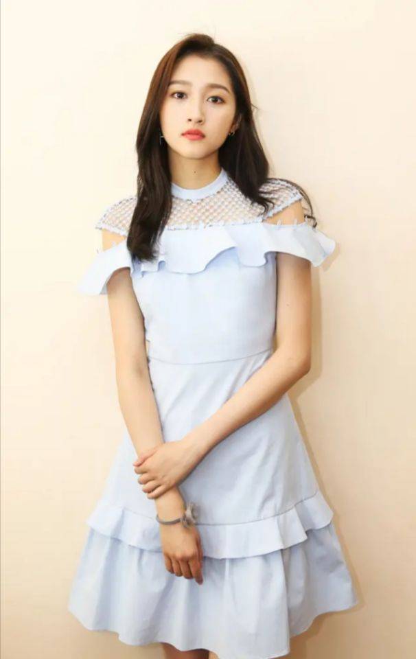 90后小花旦关晓彤写真:清新甜美,时尚靓丽!