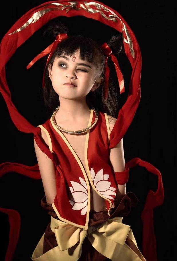 小女孩cos哪吒,神态动作全到位,网友:比电视演的更入木三分_手机搜狐