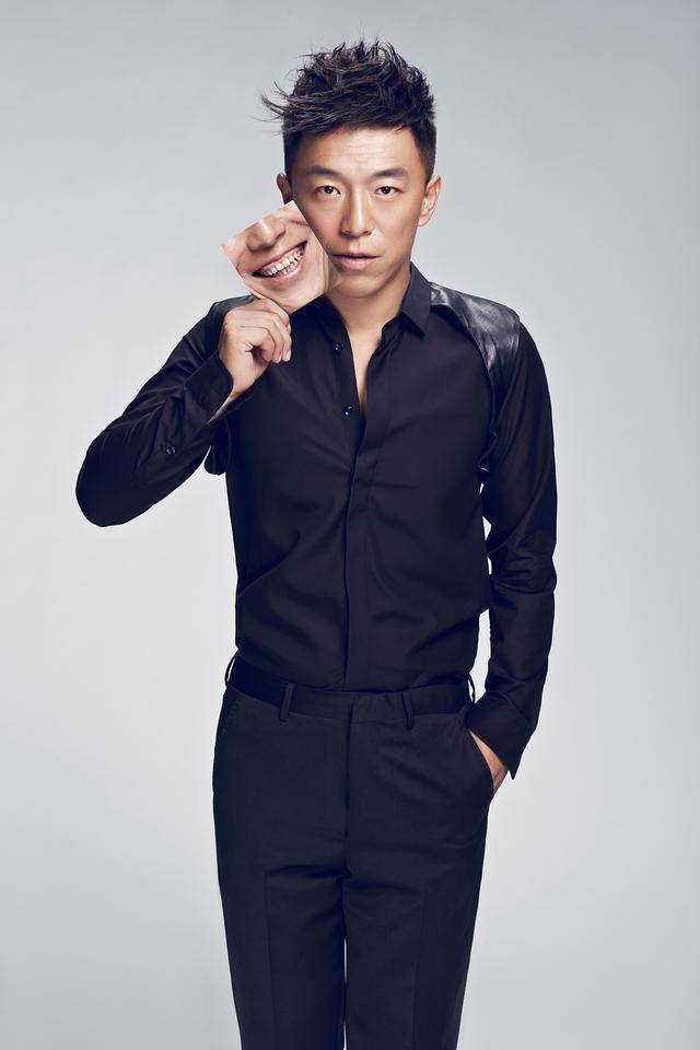 明星伴过舞,甚至还开过厂,配过音,2001年在好友高虎的介绍下客串了管