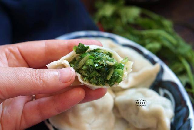 8月這菜最鮮嫩,包餃子皮薄大餡,一咬滿嘴湯汁,老少吃不夠_小白菜