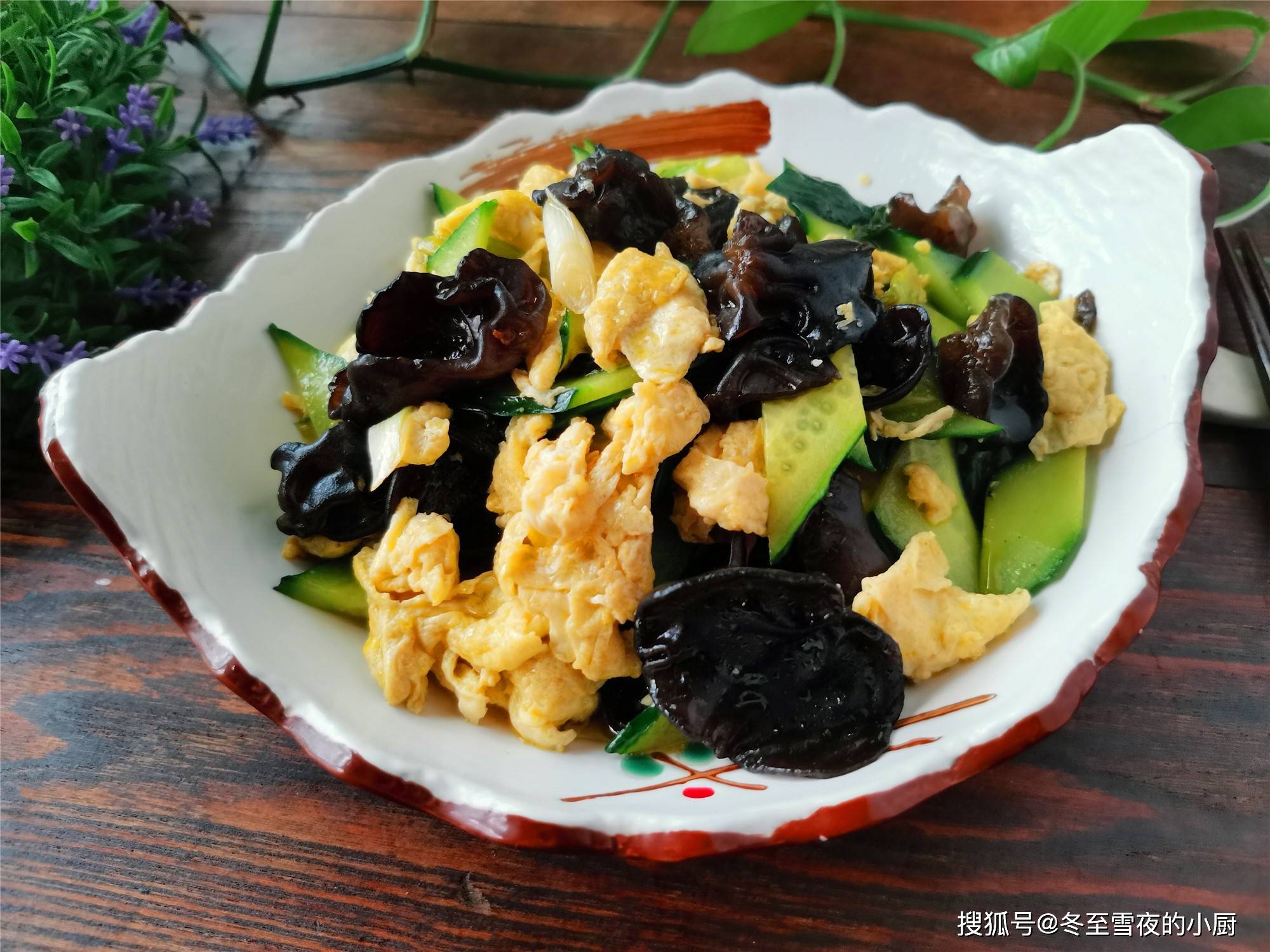 木耳鸡蛋放在一起炒加入这个蔬菜吃着清香可口比放肉还好吃