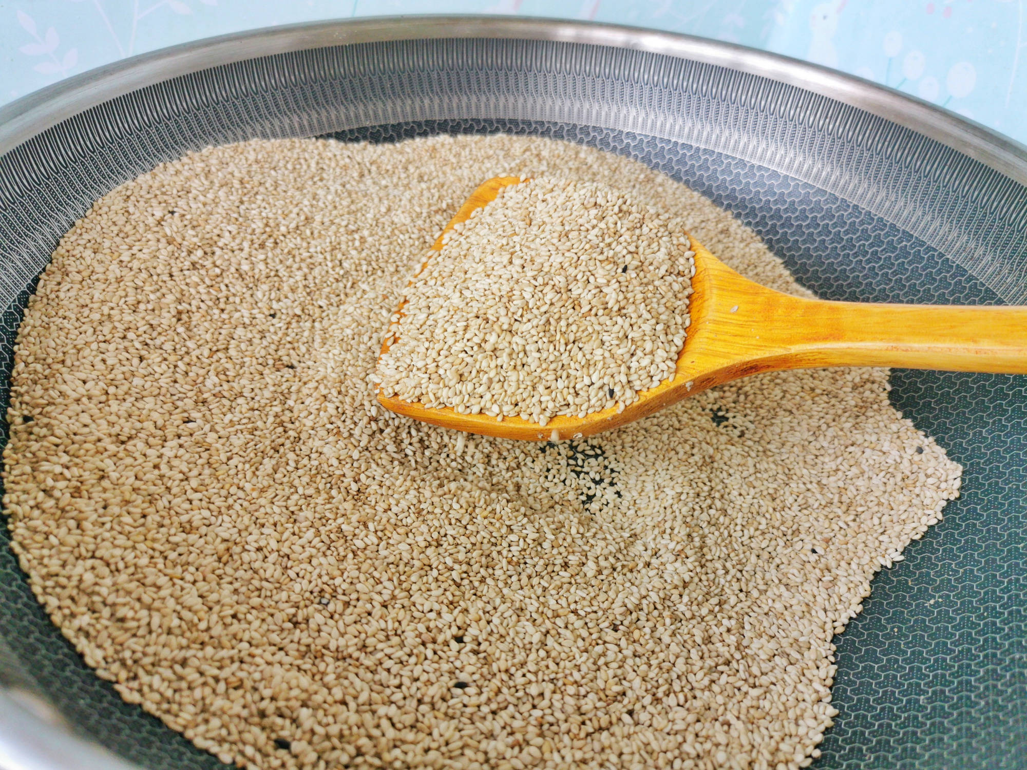 农村婆婆教外地媳妇做芝麻盐,纯手工零添加,拌啥啥香,能吃半年