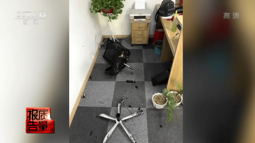 椅子底座与椅面已经分离,断成了两截,旁边的电脑主机箱也受到了波及