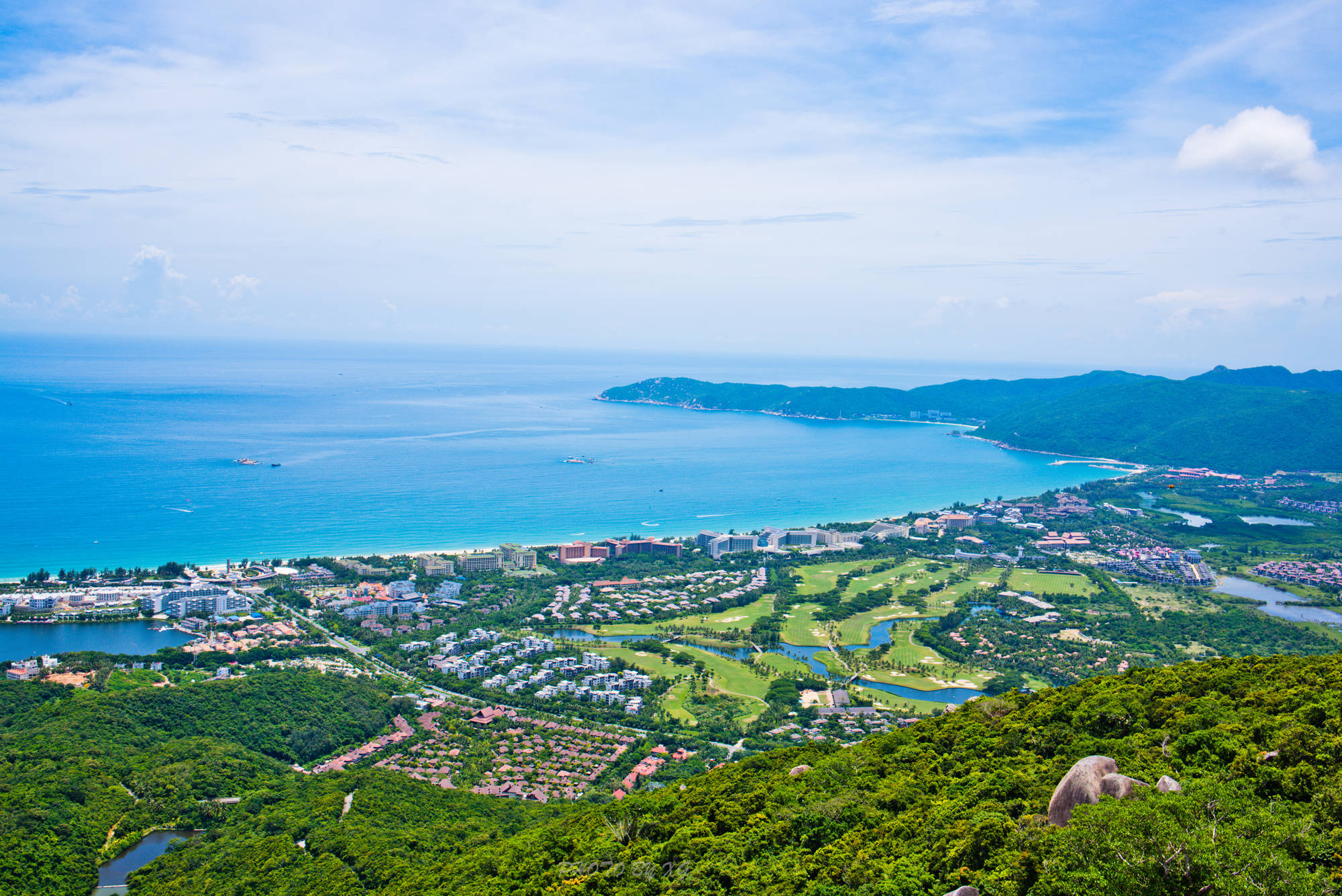 海南三亚最美的沙滩,被誉天下第一湾,长期居三亚旅行搜索榜之首