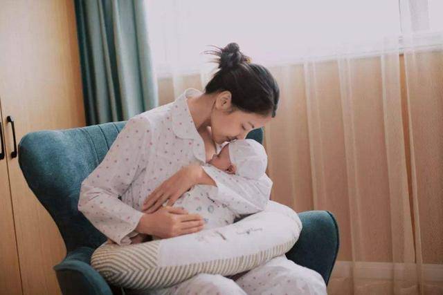 陈浩民老婆5年剖腹生4胎显老气,科学坐月子带你恢复好身材