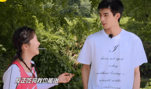 录节目时,谭松韵拿出一根棒棒糖,宋威龙一个举动,还没出戏呢?