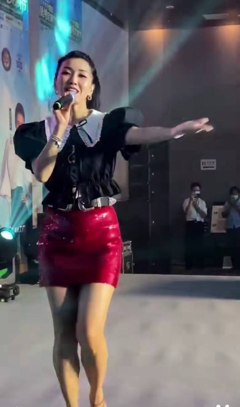 42岁王蓉参加商演场地简陋 舞台卖力献唱状态不错